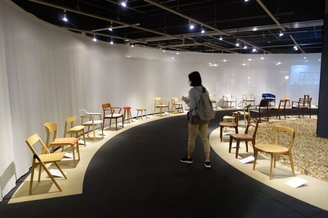 ７月初めの旭川、"旭川デザインセンター" では、Asahikawa Chairs History 展を開催中！ (会期は９月25日まで）