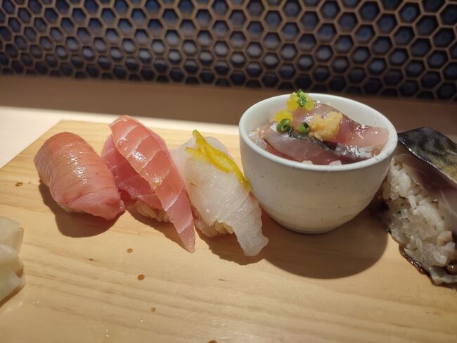 夏休みがスタート。夏旅は、横浜へ。<br />近場の旅行のテーマはグルメ。ハマの台所、横浜市中央卸売市場(青果部)の方にある釣りきんさんに行って、寿司とラーメンを食べてきました。おいしかったです。