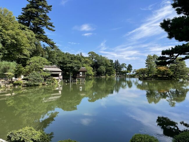 今年の夏休みは３泊4日で久々の夫婦旅<br /><br />島旅、南国、飛行機好きな私、<br />島旅、南国、飛行機嫌いな夫　<br /><br />さらに<br />ホテルステイ、酒飲みぐうたら旅が好きな私と<br />酒が飲めない体質で、旅は終日観光な夫、、<br /><br />まあ見事に旅の過ごし方、価値観に大きな相違がある二人です。(。-∀-)。。。<br /><br />夫にとってホテルとは、寝に帰るだけの位置付けなので、そこでのサービスとかは全く興味がありません。<br />しかも酒飲まず、スイーツも興味なしとくれば、ラウンジも不要。<br /><br />そもそも寝るだけホテルにお金をかけないからビジネスホテルで十分なんですよね。。個人的にはちょっと残念ですが仕方ありません。<br /><br />それでも一緒に夏休みを過ごすため、さんざん悩んで行き先を金沢&amp;白川郷に決定☆<br /><br />さてさてどんな旅になることやら(￣▽￣;)