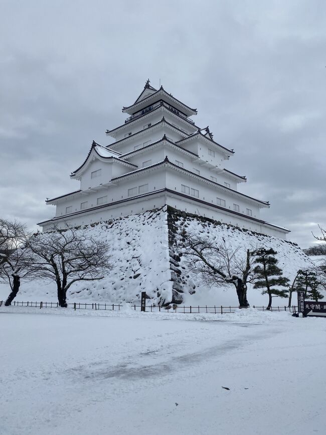 2021～2022年の年末年始休みは私の白地図のグレー地帯(＝行ったことはあるけど行ったうちに入るのか微妙な県)最後の砦、茨城県と福島県で過ごすことに決めました。どちらも子供の頃に観光(茨城は海水浴が主)として行った気がするが記憶がなく、それ以外でも訪れてはいるのですが旅行でもなかったのでここに旅行記を書くに至らなかった所です。今回の旅で4トラの国内地図を完全に埋めに行きます。<br /><br /><br />あまり惹かれるところの少ない茨城県の中で興味あるのが大洗磯前神社と日立駅だったので、そうなると大洗磯前神社で初日の出＆初詣が相応しいと思うのでこの日は動かせない。今回の旅程の中で最南端の大洗が中日に来るので非常に効率が悪いですが、日立→大洗→会津若松というルートを取ることにしました。大洗で初日の出と初詣を終えたあとは北上していよいよ4トラ最後の白地図福島県に突入します。<br /><br />今回の旅程<br />12月30日　東京→日立<br />12月31日　日立→大洗<br />1月1日　大洗→会津若松<br />1月2日　会津若松★いまここ<br />1月3日　会津若松→東京