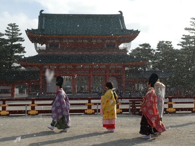 実家に帰省する前にちょこっと京都に立ち寄り。<br />京都にしては珍しく雪が積もり、素敵な風景が楽しめたものの、大雪の影響で予約していた実家へ帰るバスが運行止めになったりと予定外のこともありましたが、冬の京都を満喫できました。<br /><br />1日目：京都御所＆平安神宮<br />2日目：金閣寺＆嵐山<br />3日目：伏見稲荷大社