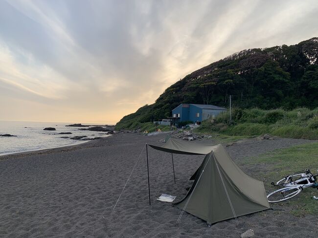今回は初めて海岸でキャンプをしたときの旅行記です。<br /><br />いつもはキャンプ場に車で行ってキャンプをするのですが、<br />そろそろ違うことをやってみようということで<br />神奈川県の三浦半島にある和田長浜海岸にロードバイクで行きました。<br />