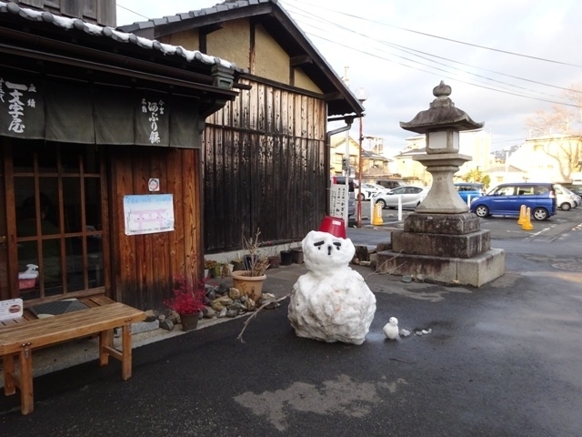 出張に合わせて「京　冬の旅」に行ってきました<br />今回は珍しいお寺も多く後悔されていて見ごたえありました<br /><br />写真は今宮神社前のあぶり餅やさん「一和」前に作られていた雪だるま