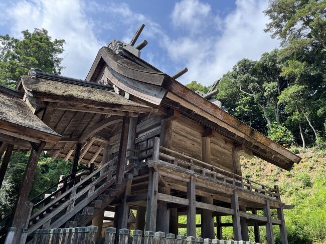 仕事で島根県の松江に行ってきました。岡山で前泊して、松江で1泊して、翌日は帰るだけなので松江市内をサクっと観光…というほどでもなく本当にサクっと見て、特急やくもで大阪に帰りました。涼しい土地のイメージでしたが、夏はかなり暑く、何なら大阪より暑い？というほどのダメージを受けながら、国宝の神社を見て、市内をぐるっと巡る観光バスに乗って松江城のお堀だけ見て（ダメダメ）、見どころたくさん過ぎて焦って何も見られず、今回時間がなくて足を延ばせなかった出雲や境港や柿本人麻呂ゆかりの地などと共に、いつかプライベートで再訪を誓いました！<br />夏バテ日記をご笑覧ください。