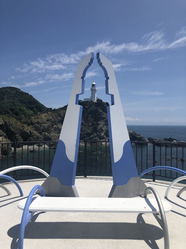 神戸に長期出張中の嫁さんと夏休みを合わせて四国を巡ります。<br /><br />三宮を起点に愛媛、高知を中心に主に南の方を回って来ます!<br /><br />1日目:三宮→大洲<br />泊:NIPPONA HOTEL 大洲城下町<br />2日目:大洲→佐田岬→砥部<br />泊:TOBEオーベルージュ<br />3日目:砥部→中津渓谷→安居渓谷→にこ淵→土佐山<br />泊:オーベルージュ土佐山<br />4日目:土佐山→柏島→四万十川→佐田の沈下橋→高知市<br />泊:ホテル日航高知 旭ロイヤル<br />5日目:高知市→高知城→桂浜→鷲羽山→三宮<br /><br />2日目は佐田岬の灯台を見て、しらす丼も食べられたらいいな(^_^)<br /><br />今晩のお宿は2回目となるTOBEオーベルージュ!<br />超楽しみです(^_^)<br />