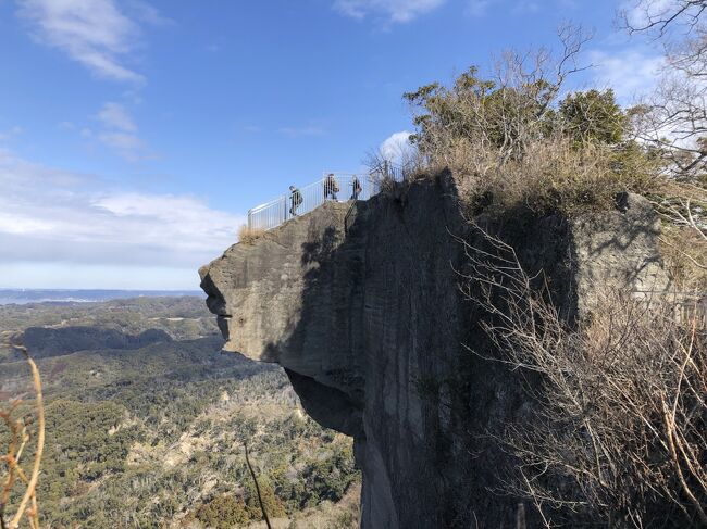 登山がてら、関西出身の夫が行きたがっていた鋸山に行ってきました。<br />ただの崖かと思いきや、絶景あり、石切り場あり、石仏あり、お寺あり、次々に色々な見どころが現るので、とても楽しい場所でした。<br /><br />地獄覗はロープウェイでも行けます。日本寺の付近まで車でもアクセス可能。<br />※この時はロープウェイは運休<br /><br />地獄覗だけなら階段も少ないですが、日本寺境内をじっくり見る場合、アップダウンがかなりあり、一部整備されていない箇所もあるので、それなりの靴を履いていったほうがいいです。<br /><br />我が家は歴史的な車力道を歩いてみたかったので左回りで登りましたが、こちらは山陰になるのでメジャーではありません。<br />下から登る人のほとんどは、帰りに通った海側のコースを使っていました。