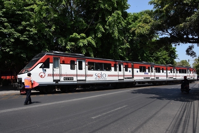 2015年インドネシア旅行記　第20回　ディーゼルカーが道路を走る！ローカル線に乗り、ウォノギリからソロへ