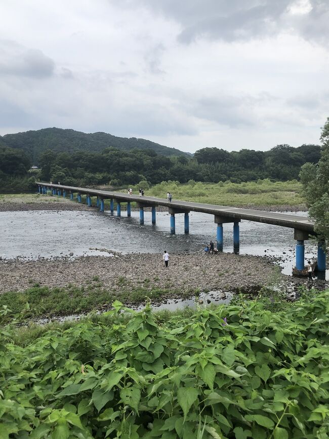 神戸に長期出張中の嫁さんと夏休みを合わせて四国を巡ります。<br /><br />三宮を起点に愛媛、高知を中心に主に南の方を回って来ます!<br /><br />1日目:三宮→大洲<br />泊:NIPPONA HOTEL 大洲城下町<br />2日目:大洲→佐田岬→砥部<br />泊:TOBEオーベルージュ<br />3日目:砥部→中津渓谷→安居渓谷→にこ淵→土佐山<br />泊:オーベルージュ土佐山<br />4日目:土佐山→柏島→四万十川→佐田の沈下橋→高知市<br />泊:ホテル日航高知 旭ロイヤル<br />5日目:高知市→高知城→桂浜→鷲羽山→三宮<br /><br />4日目は足摺岬方面に向かって、柏島と四万十川エリアを楽しみます(^_^)<br /><br />お天気は午後から雨予報やけど、何とか持ってくれたらエエなぁ(^_^;)<br /><br />四万十川の鰻も食べられるといいけど(^_^;)