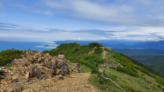 北海道の下の尖った所からちょい上、様似町の“アポイ岳”は登山初心者向きだという。<br />どこか行きたいが、ちょっとひねりが欲しい―そんな私にビビッと来た。あまり登山経験ないけど登ってみるか！<br />　↑山と海が望める絶景<br />