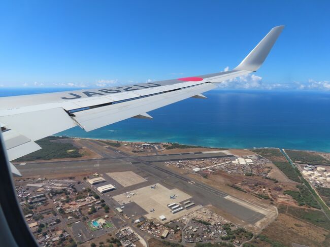 毎年1回は必ず訪れていたハワイ。しかし、世界をどん底に陥れたコロナウィルスの影響で、旅行はおろか世界中の日常生活も激変し、経済も行き詰まり、今後どうなってしまうのかと不安になった3年間。<br />ワクチンが開発され、今や4回目のワクチンを接種しようかという時期になっている。<br />そんな中で2022年から少しずつ平常の生活に戻そうという流れが強まり、マスク生活も海外ではほとんどの国で義務が解除。日本はまだまだマスク生活が続いている。<br />本来13回目の渡ハは2020年の夏に計画していて、航空券も宿泊先も押さえ、当日を待つだけになっていた。<br />ところが、飛行機は欠航。欠航どころかどの航空会社も運行しない事態に。<br />翌年の2021年GWに予約をジャンプしたが、まだまだ行ける状態では無い。更に8月の夏休みに予約をジャンプしたが、この時期もダメ。<br />やっと年末年始には少しずつ飛行機も運行を始めたが、仕事や特別な事情がなければ観光は難しい。<br />2022年になりコロナ感染対策も少しだが緩和され、8月に行ける目途が立った。<br />自分達だけではなく、殆んどの人が同じ経験をしたのだと思う。<br />そんな訳で、3年ぶりのハワイ、やっと行けるぞ!いぇ~い!!<br />Let's go to HAWAII