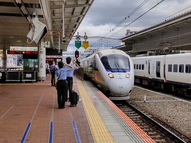 福岡空港を起点にして、博多→長崎→島原→熊本→博多のルートで有明海を一周してきました。<br />今回はその1日目です。<br /><br />今年の九州の一大トピックと言えば、長崎新幹線の開業。<br />2022年も8月に入り、新幹線開業までもう1ヶ月ほどです。<br />期待されている地元の方も多いでしょうが、見方を変えれば、今の特急かもめで長崎へ行けるのはあと1ヶ月。<br />有明海を車窓に望む特急に揺られて、長崎本線の旅に出発です！