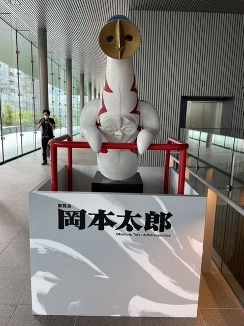 中之島美術館で開催の岡本太郎展に行って来ました。『芸術は爆発だー！』の方ですね。美術は良く分からないのですが、強烈な色使いと構図に圧倒されました。