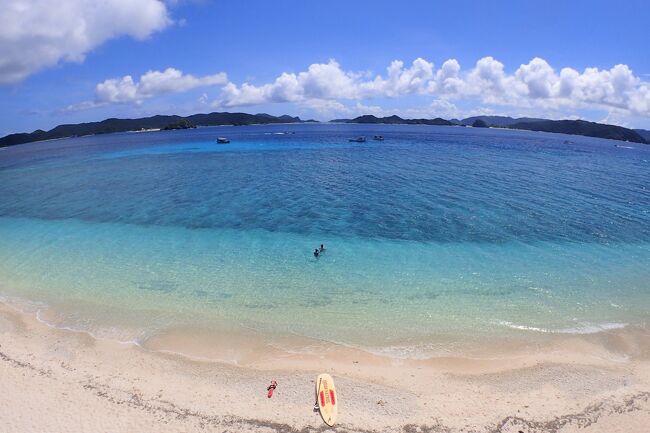 ６月の宮古島から約１０日でまたまた沖縄入り　ハハハ<br /><br />なんとも贅沢なお話です<br /><br />まぁ同じ沖縄と言っても、今回は本島から渡る慶良間諸島<br /><br />宮古島とはまったく別の場所って言っていいよね<br /><br />島の名前で呼ぶから、沖縄行くとか言わないもんな<br /><br />そんなわけで今回、慶良間諸島のメイン３島<br /><br />「阿嘉島、座間味、渡嘉敷に泊まります」の第一話<br /><br /><br /><br />１０日前の宮古は完全に夢遊病状態で予約してしまった弾丸ツアーでした<br /><br />まぁそのわりには計画もうまくまとまって、お天気にも恵まれとても素晴らしい旅になったわけですが<br /><br />元々は、今回の慶良間諸島が今年最初の旅の予定でした<br /><br />去年の秋に波照間島へ一緒に行った後輩Iくんと２０２２年の旅として企画したやつです<br /><br />そうそうあの大阪から一人旅で来たAちゃんという可愛い女の子に、オジサン二人が遊んでもらった時の話の後輩です<br /><br />オジサン二人旅がすっかり定番化しつつありますね<br /><br />そんなわけで今回の慶良間は事前計画バッチリ、フルに楽しむ４泊５日<br /><br />楽しみでなりません<br /><br />実は当初、慶良間を周ったあと、前々から計画していた渡名喜島に行く予定でした<br /><br />ところが渡名喜村のホームページを毎日チェックしてたんだけど、来島自粛要請がなかなか解除されないというね<br /><br />役場にも連絡してみたけど、いつ解除になるかわからないとのことで・・・<br /><br />まぁどうせ泊港からの船になるから、渡名喜行けないようなら慶良間にとどまるか<br /><br />そこは流動的に考えてたんだけど、ついに渡名喜島の７月のお祭りの中止が村のホームページで発表されました<br /><br />今回は縁がなかったな　あきらめます<br /><br /><br />というわけで、今回は慶良間諸島、阿嘉島、座間味島、渡嘉敷島をしらみつぶしに周りつくすことにします<br /><br />まずは以前一度だけ行ったことのある阿嘉島へ渡ります<br /><br />阿嘉島と座間味島は同じ座間味村なので、同じフェリーで行くことができるんだけど<br /><br />先に阿嘉島に寄港するので爆睡しないように気をつけなきゃいけません<br /><br />阿嘉島ではレンタルバイクで島探索とシュノーケルして遊びます<br /><br />宿泊は「ゲストハウスすまいる」さんにしました<br /><br />宿はどこにするか、いろいろ迷ったんだけどねー<br /><br />結果的に「すまいる」さん、いろいろとすごくよかったです！<br /><br />さーて、それでは初日のお話なんだけど、なんと突然発生した台風が前日に本島直撃しやがりまして<br /><br />お天気が心配でした<br /><br />予報では台風のしっぽの雲が少し残って雨になりそう・・・<br /><br />座間味村役場に電話したら、波高４mを越えるとフェリー欠航しますって言われました<br /><br />１０日前の宮古島で運を使い果たしたか！？<br /><br />さぁ慶良間諸島どうなる？？？<br /><br />それでは　スタートー