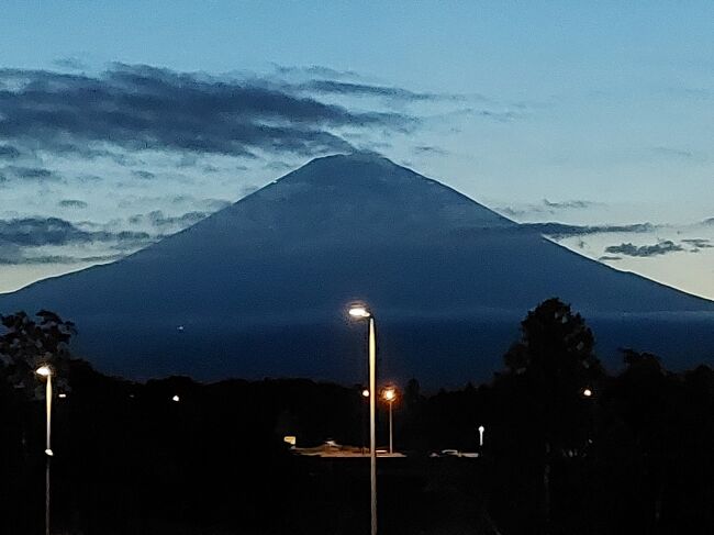 夏恒例のイベント、「富士山河口湖音楽祭」<br />今回は、そのひとつのリハーサルチケットを、迷ったあげくにGET<br />本番の演奏は、それはそれで素敵なものなのだろうけれど<br />指揮者と奏者が曲をつくる過程を見聴きできるって、<br />めったにないチャンス<br />それも、14:30受付開始15:00開始予定のリハーサル<br />ってことは、ランチをゆっくりと楽しむこともできる！<br /><br />確かに、COVID-19感染再拡大は気になり、迷いはしたのですが<br />久しく旅に出ていなかった気持ちを抑えきれず<br />行ってきました、河口湖