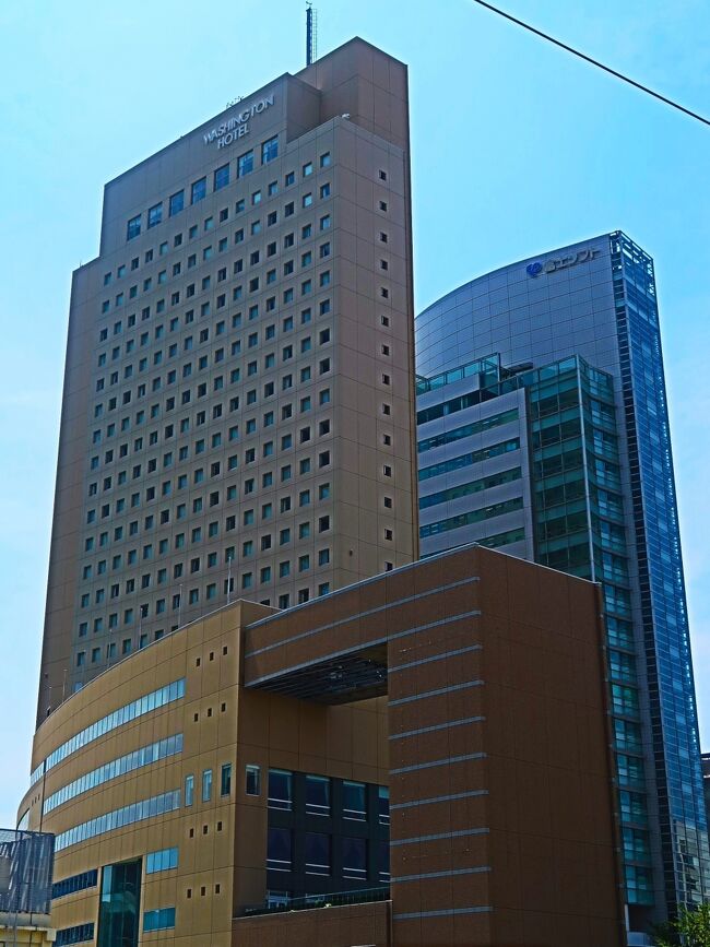 ワシントンホテル (Washington Hotel) は、藤田観光株式会社が日本全国に展開しているビジネスホテルチェーンの名称（ブランド名）である。藤田観光における事業名は、「ワシントンホテルチェーン」。<br />藤田観光直営によるビジネスホテル「ワシントンホテル」の第一号は、1973年（昭和48年）に札幌市に開業した「札幌第一ワシントンホテル」である。<br />藤田観光が経営するワシントンホテルは2012年現在で全国に30店舗あり、2013年には仙台駅前（仙台ワシントンホテル）と広島市（広島ワシントンホテル）が開業した。<br />「ビジネスホテル御三家」として、サンルート、東急インと共に数えられる。<br />（フリー百科事典『ウィキペディア（Wikipedia）』より引用）<br /><br />横浜桜木町ワシントンホテル　については・・<br />https://washington-hotels.jp/yokohama/sakuragicho/<br />