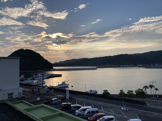 まだまだ暑いお盆ウィーク終盤。<br />夏休み前半は北海道ゴルフに行きました。<br />お盆明けちょっと仕事しましたが、まだちょっと物足りない。<br />どこか行きたい。<br />海辺に泊まって初SUP挑戦！？と思って調べて決めたのが和歌山。<br />宿の隣にSUP、シーカヤックのショップがあるのですが、そういえばリアル海ってお盆明けるとクラゲだらけだったような・・と直前になって及び腰。。<br />結局温泉でのんびりする1泊2日の旅でした。<br />夏の終わりのハーモニー。。