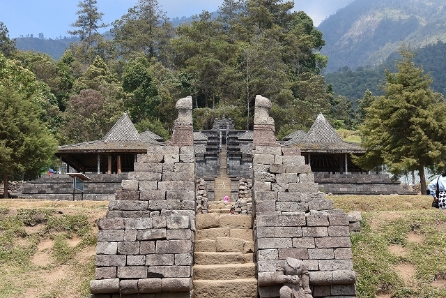2015年インドネシア旅行記　第22回　若者に人気！神秘的なチュト寺院を見学