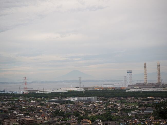 お盆の後に2泊3日で外房鴨川に行って来ました。<br />久しぶりの房総です。<br />いつも一緒に行っていた孫達も中学生に成り、今回は妻と二人で行って来ました。<br />いつもの勝浦では無く今回は鴨川に宿泊しました。<br />シーワールドの近くにある鴨川グランドタワーと言うコンドミニアムです。<br />二人で過ごすには広すぎる2LDKのお部屋は眺望も良く、良かったです。<br />鋸南の他にも初めての観光地を廻って来た旅と成りました。<br />