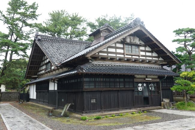 旧青山本邸 との出会いは、酒田市へ行ったときに目に留まった冊子、『山形県版 魅力ある和の空間ガイドブック』日本建築士会連合会女性委員会でした。<br /><br />ライフスタイルが多様化し、地域環境委適した伝統的な住まいに暮らす碑t人が減り続けており、日本の住まいの中で和室や縁側といった和の空間がなくなりつつあることを危惧し、和の空間を再認識できるような建物を紹介するガイドブックです。<br /><br />この冊子には山形県内の7つの建物が紹介されていて、その1つが遊佐町にある旧青山本邸です。旧青山本邸は遊佐町青塚で生まれた青山留吉が、単身で北海道に渡り、明治期の積丹半島を中心に漁場を次々に拡大し、漁場15ケ統余、漁船130隻、使用人300人余を擁する道内有数の漁業家となり、故郷の遊佐町に建てた建物です。北海道小樽市にある旧青山別邸(鰊御殿)は有名です。