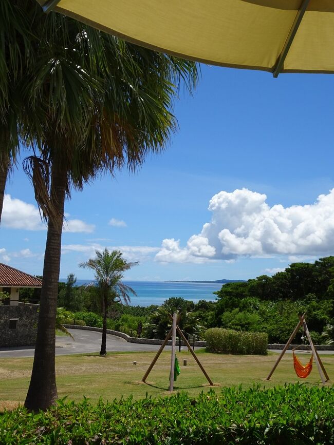 お盆休みを利用して、夫婦で八重山旅行に行ってきました<br /><br />真夏の八重山は日差しが強すぎて<br />夫はバテ気味でご機嫌ナナメ<br />何度も何度も険悪ムードになりましたが<br />負けずに楽しんできました♪<br /><br />旅行中はお天気に恵まれて、海も空もとてもキレイで<br />夫の機嫌さえ良ければ最高の旅でした(^^;)<br /><br />【竹富島編】はこちら<br />https://4travel.jp/travelogue/11773227<br /><br />●今回の日程<br /><br />1日目 関西空港→石垣空港→竹富島泊<br /><br />2日目 竹富島→石垣島→小浜島泊<br /><br />3日目 小浜島泊<br /><br />4日目 小浜島→石垣島 石垣空港→那覇空港→神戸空港<br /><br /><br /><br />