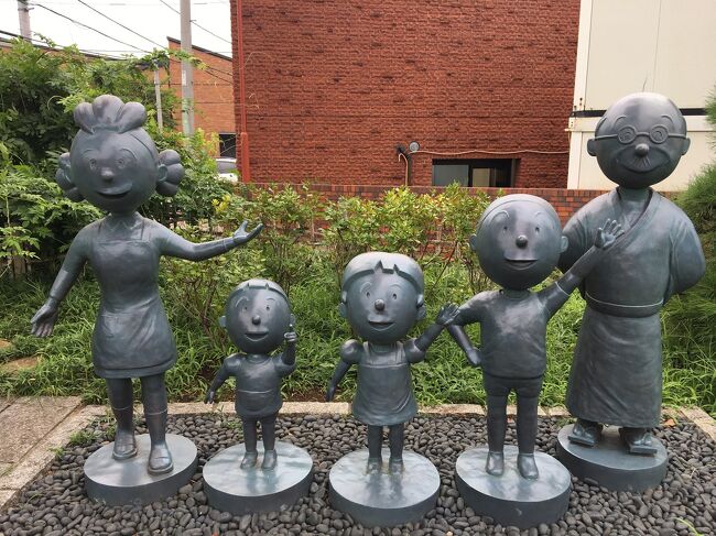 ずっと行きたいと思っていた長谷川町子美術館へ!<br />桜新町の駅前には、サザエさんファミリーの銅像が並んでいました。<br />長谷川町子美術館は、長谷川町子さんと姉の毬子さんが収集した絵画や工芸品が展示されており、お隣の記念館ではサザエさんなど、長谷川町子さんの関連作品の展示がありました。<br />サザエさんに登場する茶の間が再現されていたり、いろいろ面白い仕掛けも満載でした。