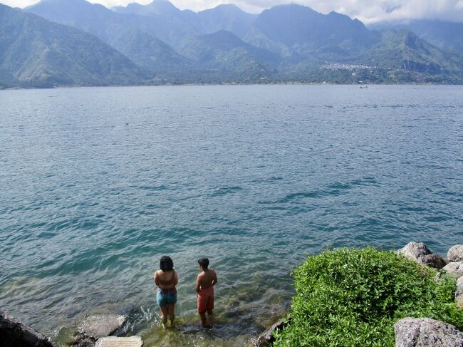 タイです。<br />山々に囲まれた湖、アティトラン湖の湖畔にあるサンペドロ・ラ・ラグーナに行きました。