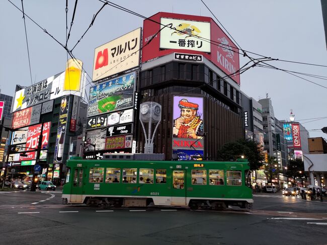 この夏は3年ぶりの行動制限がないので、どこに行こうか悩んでいるうちに盆休みまで1週間を切り、そうこうしていると台風や大雨で日本列島は大騒ぎに。<br />そんな中、3日前に雨の被害がなさそうな札幌に決定。<br />北海道は7年ぶり。札幌は12年ぶり。<br /><br />6時に起床し、7時半に出発。<br />8時過ぎにはYCATに到着し、9時過ぎに羽田に到着。<br /><br />ラウンジで時間を潰し、11時前に、AIRDOだからか、久しぶりのバスで沖止めのB737に。<br />機内は、半分くらいの搭乗率。<br /><br />13時前に、新千歳に到着。<br />一幻で昼食を食べようと思ったら、あまりの行列に断念。<br />13時過ぎの電車に乗り、14時前に札幌駅に到着。<br />札幌駅地下の回転寿司で遅い昼食。<br />その後ホテルに向かい、15時前にも関わらずチェックイン出来た。<br /><br />部屋に荷物を置いて、六花亭へ。<br /><br />その後は、歩いて時計台からテレビ塔に向かい、大通公園の観光案内所で地図をもらって、まずは近くでクラフトビールを堪能。<br /><br />すすきののニッカの看板を見て、ラーメンを食べ、大通公園のビヤガーデンのサッポロビールとドイツ村でビールを飲む。<br /><br />歩き疲れた上に雨が降ってきたので、地下鉄に乗って21時前にホテルに帰って、23時半頃就寝。