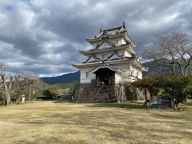 ドラクエウォークのお土産を回収すべき旅<br />愛媛県のコンプを狙って二日目、宇和島を目指しました。<br /><br />松山からそこそこの距離があります。<br />2時間くらいはドライブしましたでしょうか？<br />宇和島に到着<br />宇和島といえば鯛めし。<br />老舗で鯛めしをいただき、宇和島城を攻略して<br />ミッションコンプリート