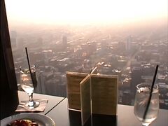イリノイ州 シカゴ(大阪市の姉妹都市)　－　95階の窓際テーブルからケーキを食べながら展望