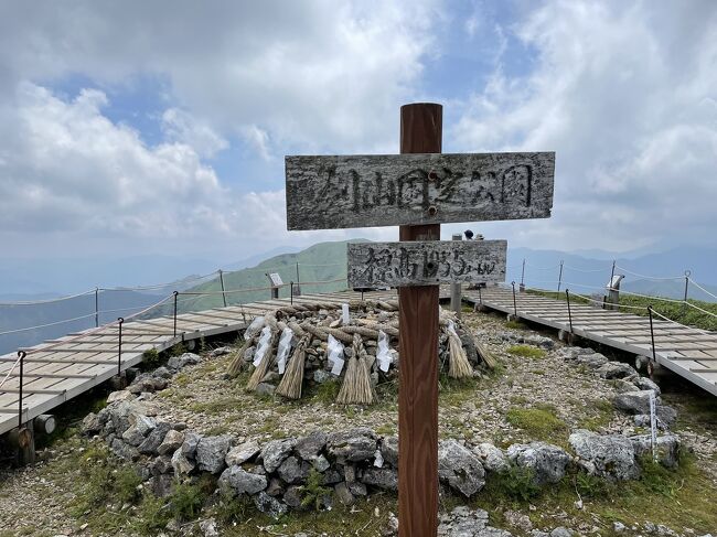 ★四国旅行1日目★<br />四国第二の高さ、剣山へ当日朝羽田発便・高知空港経由で向かいました。<br /><br />⭐︎ポイント⭐︎<br />秘境とも言われる剣山ですが、登山リフトを使えば東京を出たその日に登れます。<br />ただし運転(特に山道)に普段慣れていないと、行き帰りの山道で運転に神経を使って疲れます。<br />また、高知空港から剣山山麓まで最短距離で検索するとなんとコンビニがちょうどいいところにない!登山のおやつ、軽食、お昼などは羽田空港までに買っておくのが安心。<br />一応リフト乗り場の近くの民宿さんで蕎麦やお弁当はあるみたいでしたが…。<br />剣山本当に素晴らしくてもっとゆっくりしたかった。山頂からさらに次郎笈まで行こうとするなら、前泊してゆっくり行くのがいいです。