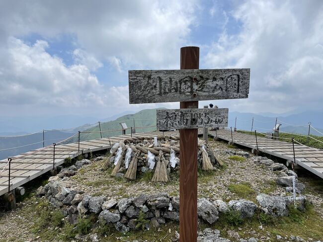 ★四国旅行1日目★<br />四国第二の高さ、剣山へ当日朝羽田発便・高知空港経由で向かいました。<br /><br />&#11088;︎ポイント&#11088;︎<br />秘境とも言われる剣山ですが、登山リフトを使えば東京を出たその日に登れます。<br />ただし運転(特に山道)に普段慣れていないと、行き帰りの山道で運転に神経を使って疲れます。<br />また、高知空港から剣山山麓まで最短距離で検索するとなんとコンビニがちょうどいいところにない！登山のおやつ、軽食、お昼などは羽田空港までに買っておくのが安心。<br />一応リフト乗り場の近くの民宿さんで蕎麦やお弁当はあるみたいでしたが…。<br />剣山本当に素晴らしくてもっとゆっくりしたかった。山頂からさらに次郎笈まで行こうとするなら、前泊してゆっくり行くのがいいです。