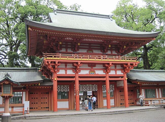 大宮に全国の氷川神社の総本社があると聞いていたので、スケジュールを調整して日帰りで行ってきました。<br />宇都宮線に乗り、まずは「さいたま新都心駅」へ向かいます。<br />ここには、さいたまスーパーアリーナがあって、私はこれまで一度も訪れたことがなかったので、立ち寄ることにしました。<br /><br />その後、大宮へ移動、まずは西口探索、ソニックシティ・そごうデパート・ビックカメラなどでウィンドウショッピング、その後、いよいよ本命の武蔵一宮氷川神社に向かいました。鳥居から拝殿まで、なかなか距離がありまして大変でしたが、広くそして整備された参道は風格さえ感じるものでした。<br /><br />氷川神社で参拝を終えてから、隣の大宮公園に移動しました。噴水あり、遊園地あり、動物園あり、日本庭園まである素敵な公園です。緑に囲まれ、マイナスイオンをしっかり浴びて、その後、大宮駅よりまた宇都宮線に乗って帰路につきました、<br /><br />埼玉県はお隣で近いはずなのに、今回の「さいたま新都心駅」「大宮駅」で下車するのは、ひょっとすると初めてだったかもしれません。今後はもっともっと埼玉の素晴らしさを知りたいと感じた旅でした。