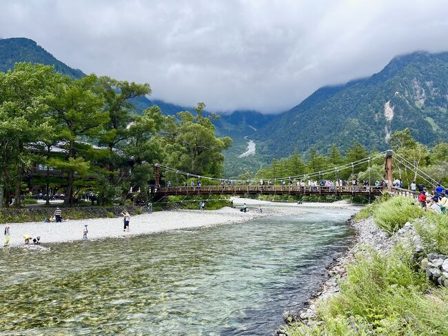 ◎2022.08/15(月)~7/17(水)<br /><br /> 上高地に行ってみたい!という希望から、<br /> どうせなら色々巡ろうと思い立った夏。<br /> ギリギリに計画した首都圏からのショートトリップ。<br /> 車で長野(松本・安曇野・白馬・上高地)→山梨(甲府・河口湖)へ。<br /><br /> 長野は涼しく、快適に過ごすことができました♪<br /> 一方、山梨は暑い!が、地のものをたくさんゲット!<br /> しかも県民割も利用できてお得!<br /><br /> 2泊でも充実した旅行ができました。<br /><br /><br /><br />【旅行記】<br /><br /> ①松本~白馬~安曇野<br /> ★上高地<br /> ③甲府~河口湖<br /><br /><br />
