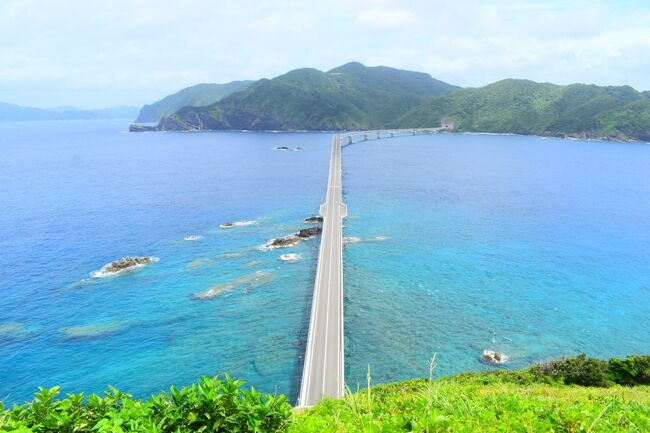 トラベラーみみこちゃんに『甑島』の写真のリクエストを承り、もうどれくらい経ったでしょうか。<br />ようやく重い腰を上げ、甑島(こしきじま)について調べてみると、100%絶景の島とうたってあるではありませんか!<br /><br />7月に予約を入れていたものの、台風で一度キャンセル。<br />その1週間後も2週間後もレンタカーがとれなかったり、ホテルが高すぎたりで、ようやく当初の予定から3週間後に行けました。<br /><br />1泊で行きましたが、1日目は雲り時々晴れ。<br />2日目は、朝方土砂降りで予約していた断崖クルージングは欠航との連絡あり。<br />10時以降は晴れて、猛暑でした。<br />1日目に回れなかった所と、1日目に絶景だと感じた場所を晴れ空の元、再訪することとなりました。<br /><br /><br /><br />