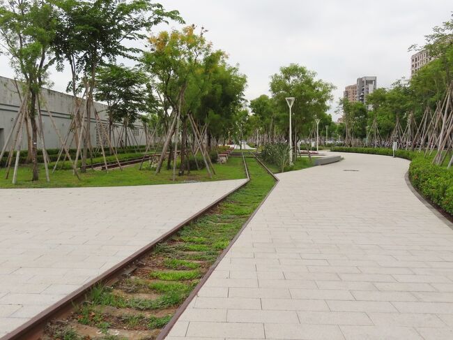 【台鉄に沿った細長い公園の今 高雄 2022/08/18】<br /><br />台湾鉄道の地下化に伴い旧線路跡に出来た遊歩道、自転車専用道＆公園になり、台鉄に沿った細長い公園は、吸収された形になりました。この歩道、自転車専用道＆公園は、新左営駅から鳳山駅まで全長15.37kmです。ここは、鉄路地下左営園道としていますが、正式の名称は何というのでしょうか？<br />場所場所によって、高雄緑園道、鉄道緑園道など色々な名称が付けられていました。<br />自宅から華栄路を行くと鉄路地下左営園道にたどり着きます。ここから、少し北に向かうと台鉄に沿った細長い公園のあった処にあるので行ってみると半分位は、昔の木々などを利用されて造られいたので安心しました。<br />【住所】813高雄市左營區高鐵路105號<br />【アクセス】左営駅傍