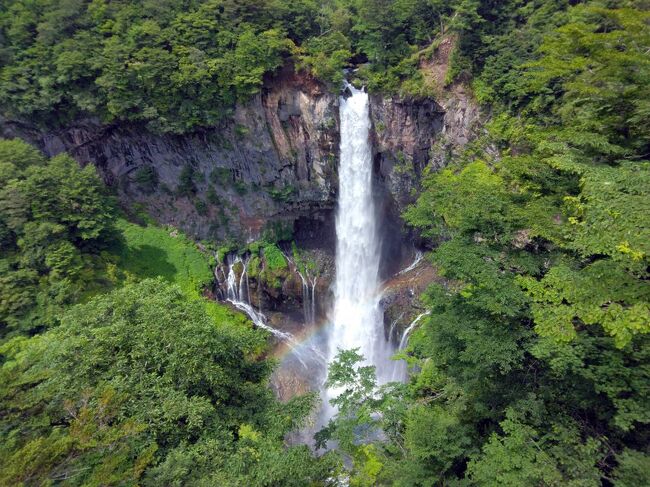 初めての日光旅行。<br />2日目は、レンタカーを借り、中禅寺湖方面へ行きました。いろは坂は、上っていくだけで一仕事したような気分になりました。車なのですけれど。華厳の滝を見学し、その後、戦場ヶ原へハイキングに。ハイキング後に中禅寺湖周辺も見ようと思っていましたが、大雨が降ってきたのでやめました。この日の宿泊は、鬼怒川温泉なので、温泉でのんびりすることにしました。<br />この日も小学生の団体に出会いました。観光をメインに据えると、皆、同じような場所に行くようです。