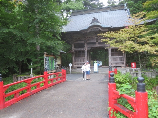 群馬県の上毛三山の一つ榛名山麓にある榛名湖と近くにある榛名神社に行ってきました。<br /><br />榛名湖の周囲を一周しました、周遊道路は約5.4㎞あります、榛名湖南駐車場から最初に眺めて、観光案内所、夢二記念碑を見て榛名「湖畔の宿」記念公園内を散策、高台から榛名湖を眺めました。<br /><br />記念公園を出て榛名湖温泉ゆうすげ元湯前を通って榛名湖ロープウェイ駅を見て榛名湖公園に、ちょっとだけ散策近くから榛名富士を眺めました。<br /><br />榛名湖から県道33号線を通って榛名神社参道入口に、長い参道を歩いて榛名神社へ行きました。