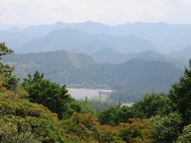 早起きして熊野古道中辺路ウォーク<br /><br />終点の熊野本宮大社に参詣<br /><br />3時間歩いた後にはつぼ湯&薬湯 待ち時間の雨しのぎながら入浴体験<br /><br />湯の峰温泉に宿泊<br /><br />美味しいごはんと熱めのポコポコ感感じるお湯に癒されて<br /><br />翌日残る熊野三山目指しました