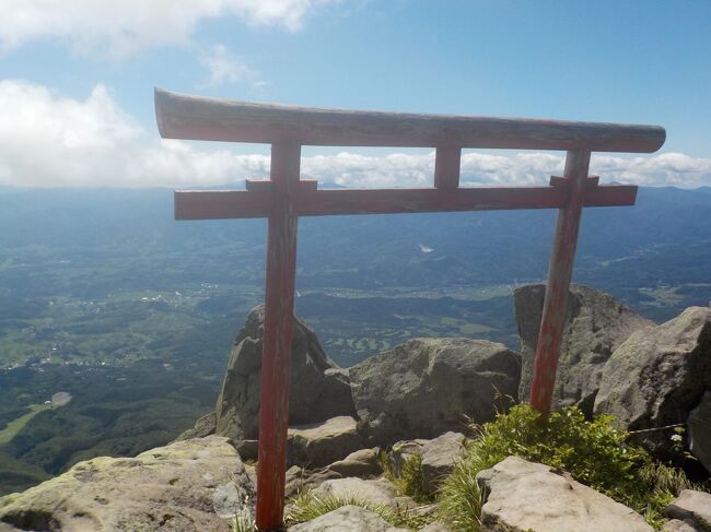 バスで岩木山８合目まで行き、リフトで９合目、歩いて？？頂上へ行きました。<br />弘前07：10,８合目着08：50<br />09:00リフトが運転開始です。<br />頂上往復はゆっくりしても1時間半です。<br />帰りのバスは8合目発11：50で弘前へは13:30に戻れます。<br />岩木山は一部の人しか知りませんがゴールデンウィークには岩木山をほぼバスで周遊して8合目へ行くバスが運行されています。<br />8・9合目から沢筋を滑り降りてバスで8合目へ戻れます。<br />私も30年以上前に滑りました。<br />車で8合目に行き、滑り降りてからバスで8合目に戻りました。<br />最高の滑走ができますがバス停までは道なき道を歩かなければなりません。スキーが樹にひっかり泣きたくなりました。<br />雪が多い時なら少しは楽かもしれません。<br />https://youtu.be/U1v8uBBMQhc<br />