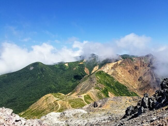 ８月下旬、日本百名山のひとつ、那須岳登山に出かけました。前泊が必要なので、１泊２日の旅。宿は西那須野に取りました。初日は塩原温泉郷で、吊り橋と滝を巡るハイキング。２日目に那須岳に登り、日帰り温泉に立ち寄ってから帰京しました。今年の夏は酷暑と大雨で不順な天気でしたが、この２日間は運よく好天に恵まれて、いい旅になりました。