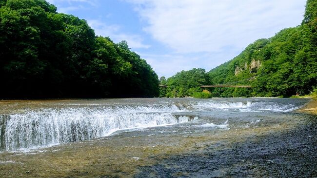 あと２回分残っている青春18切符を消化するために、群馬の吹割の滝に日帰りで出かけることにしました。<br /><br />JRを乗り継いで沼田駅まで行き、そこからバスで吹割の滝に向かう予定でしたが、いきなりのハプニングに見舞われました。高崎駅から先の上越線が動物と衝突したせいでストップしているとのこと。それが分かったのが、高崎駅に到着する直前だったので、今更旅行を取りやめるわけにもいきません。吹割の滝とセットで行こうと思っていた総社古墳群も上越線なので、そちらにも行けない…どうしよう、どうしよう、どこか高崎駅から行けるところ…と頭をひねっていたら、そうだ！群馬には富岡製糸場があるではありませんか！と、思いつきました。急いで富岡製糸場へのアクセスを調べてみたら、今いる高崎駅から上信電鉄に乗って行けるし、最寄り駅の上州富岡駅から徒歩圏内だし、行きやすい。しかも、ちょうど10分後に電車がある。急遽、予定を切り替えて、富岡製糸場に行くことにしました。<br />富岡製糸場観光のあと、上越線が動き出したとのことだったので、今度こそ吹割の滝にチャレンジすることにしました。高崎駅からの上越線が遅延して、沼田駅でのバスの接続が上手くいくかどうか際どいハラハラドキドキの局面もあったのですが、なんとか無事に当初の目的の吹割の滝に行くことができました。<br /><br />ちなみに、沼田駅までの片道の電車代で青春18切符の元はとれました。18切符、素晴らしい。しかしながら、JRのローカル線は侮れないですね。冷や汗かかせられました。