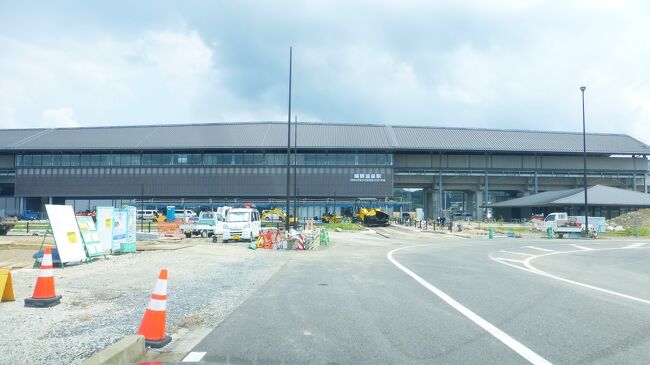 九州ブロック内の県民割が８月一杯で終わってしまう（その後９月末迄延長の報道がありました）前に、他県の何処かに行きたいと考えていました。<br /><br />行くとしたら、夏の暑い最中でも温泉地が良いと思い、大分県（久住高原、由布院、別府など）、鹿児島県（霧島温泉）、佐賀県（武雄温泉、嬉野温泉）を検討したのですが、ここ最近は、１泊旅行と近場のホテル泊が多過ぎた感もあり、そこまで旅費が掛からない佐賀県の嬉野温泉に行く事に最終的に決めました。<br /><br />また、西九州新幹線が９月２３日に開業するのに伴い、武雄温泉駅や、新設される嬉野温泉駅と、西九州新幹線の高架橋を見たかったのも決め手になりました。<br /><br /><br />今回の、日程・行程は下記の通りです。<br /><br /><br />８月２２日（月）<br /><br />博多　１０：３２－特急みどり７号－武雄温泉　１１：４５<br /><br />・武雄温泉駅構内と駅周辺散策<br />・武雄温泉駅近くでタイムズカーレンタル借り受け（じゃらんクーポン７００円分使い、コンパクトクラス２４時間４，６００円）<br />・武雄温泉新館内、楼門見学（観光）<br />・西九州新幹線の高架橋を何度か見ながら、武雄市内から嬉野市内に移動<br />・レンタカー内から新設の嬉野温泉駅を見た後、立岩展望台に移動<br />・立岩展望台からの眺望<br />・轟滝観光<br />・嬉野温泉中心部にある唯一のファミレスで遅めのランチ<br />・「大正屋 湯宿 清流」にチェックイン後、部屋内で少し休憩<br />・大正屋系列の「椎葉山荘」外湯施設の「しいばの湯」入浴<br />・「椎葉山荘」館内と「山の湯」見学<br />・嬉野温泉内プチ散策<br />・「大正屋」内の「滝の湯」入浴<br />・ファミレスでテイクアウトした鰻丼（弁当）の夕食<br /><br />「大正屋 湯宿 清流」宿泊　公式サイト：https://www.seiryuu.jp/<br /><br />ここの私の４トラクチコミ：https://4travel.jp/dm_hotel_tips/14779399<br /><br />ツインルーム（洋室）の１人利用、１泊朝食付き、１３，２００円（入湯税１５０円別途必要）。<br /><br />佐賀県のブロック県民割（５，０００円）が使え、佐賀県の地域共通クーポン（２，０００円分）が貰えたので、実質６，２００円で泊まられる事が出来ました。<br /><br /><br />８月２３日（火）<br /><br />・館内レストランで和朝食<br />・１０時に旅館をチェックアウトして、嬉野温泉から武雄市内に移動<br />・武雄市図書館館内見学<br />・ゆめタウンで時間調整後、ガソリンを入れてレンタカー返却<br />・武雄温泉駅構内散策<br /><br />武雄温泉　１２：３０－特急ハウステンボス１４号－博多　１３：３４<br /><br />----------------------------------------------------------------------------<br />武雄温泉楼門を出て、西九州新幹線の高架橋と、新設される西九州新幹線の嬉野温泉駅を見ながら嬉野温泉街に移動した時の様子です。<br /><br />写真のコメントは、一部を除いて省略させて頂きます。<br />---------------------------------------------------------------------<br />これ以前の旅行記は下記です。↓↓<br />【特急みどり７号 博多～武雄温泉間乗車編】<br />https://4travel.jp/travelogue/11774629<br />【武雄温泉駅構内、駅周辺散策とタイムズカーレンタル借り受け編】<br />https://4travel.jp/travelogue/11774787<br />【レンタカー借り受け後、武雄温泉街と武雄温泉楼門、新館見学（観光）編】<br />https://4travel.jp/travelogue/11774836