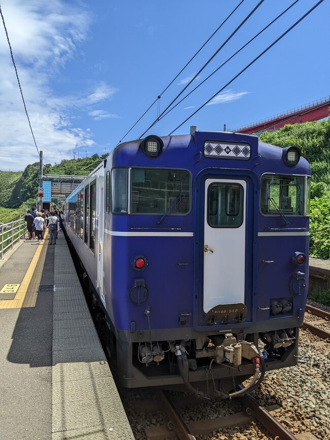 ご覧いただきありがとうございます。ぞうぷうでございます。鉄道150年の記念として、JR西日本管内の24駅で32種類の「西日本懐鉄入場券」が2022年3月22日より発売されました。販売期間は長く2023年12月31日までですが、今年の夏の18きっぷシーズンで全部集めることにチャレンジしようと思いました。しかし、今年夏の18きっぷはすでに1冊(5回分)を使い切りました。そのため今回は18きっぷ以外のきっぷを利用して懐鉄入場券を集めることにしました。今回のお出かけの目的は、大きくは以下の3点でした。① 北陸地方の入場券を集める。② トンネルに関係する場所を訪れたい。③ 永平寺を訪問する。なお今回のお出かけは8月11日からですが、8月5日頃の大雨により北陸地方・東北地方に大きな被害が発生したこと、お見舞い申し上げます。また8月11日始発より、北陸本線の敦賀駅→武生駅間の運転が再開されました。おかげで楽しくお出かけができました。復旧作業に携われた皆様に感謝いたします。おかげさまでこの日の懐鉄入場券の購入は小松駅のみとなり、無事にコンプリートすることができました。拙い旅行記ですが、読み流す程度でご覧いただけたらと思います。写真はすべてスマートフォンでの撮影です。写真が縦長で申し訳ございません。