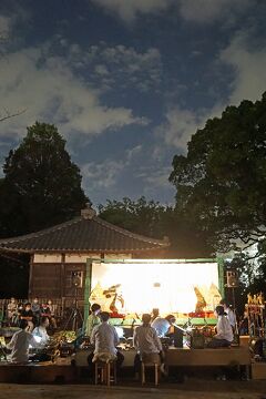 雨上がりの夕方に哲学堂の時空岡でインドネシアの影絵とガムラン音楽の「ワヤン・クリ」の観劇を楽しむ。