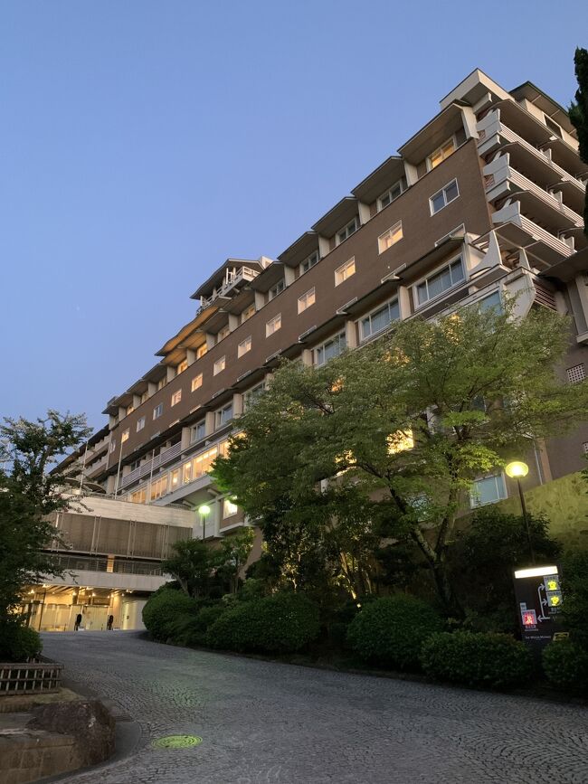 今年の夏はどこにも行かないのかぁ・・・と諦めかけていたところ、たまたま院長が学会の為、診療が急遽お休みになる日ができました。<br /> 日曜日も仕事で祝日と定休日以外は毎日仕事なので、連休を使って出かける事がなかったので有給も早々つかってばかりでは後々の旅に影響するし、我慢かなぁと思っていた時だったのでやったー!出かけたい!!<br /><br />だけど友達は平日は休み取らなきゃ行けないし、私の休みは月、木曜日という中途半端な日程、そこに日曜が休診になったおかげで日、月と休める!が、一泊じゃ嫌だから仕事終わりに出掛けて2泊で行くってどうかなぁ・・・と色々考えて行き先に悩みました。。。。<br /><br /> そうだ!タケシの店を観に行こう!と旦那に持ちかけると「いいね!」と珍しく二つ返事で行っても良いよと。<br />タケシとは息子とバンクーバー時代に一緒に働いていたワーホリのスタッフの子で、帰国後自分で海外経験を生かしてキッチンカーを自分で始めたというチャレンジャーな子で、GWに我が家に息子の帰国に合わせて泊まりに来てくれた青年です。 <br />Instagramで@TAZZで検索してみてください。 New Yorkチキンオーバーライスのフードカーをやっています。美味しくて評判を呼んでますよ!<br />是非チャンスが有ればお試しあれ!<br /> <br />最近は主人が定年して、第二の人生になったとはいえ現役時代とは全く違う、時間に余裕がある生活になったので、休みのスケジュールも立てやすくなりました。<br /> 4Travelを始めた頃の旅行記には旦那が休みを守ってくれない、行けた試しがなく、それが原因でしょっちゅう喧嘩もしたし、仕事を頑張ってくれている彼に対して、若い私は全然理解できなかった愚痴を書いたものでした。<br />特にディズニーランドなんて彼は好きじゃない上に忙しいことから、予定してくれてもすぐに会議だの出張だのと。。。。添乗で海外に行く彼をずるい!とまで思った頃がありました。<br /><br />ツアーナースをしてから、自分がどれほどひどい奥さんだったか?猛省しましたが、器の大きい人なので私が子供を連れて旅に出かけることを賛成してくれて、それがきっかけで年に1回の海外旅行を夢だねと親友とハワイのマリオットの週権利のタイムシェアのオーナーになり、それがきっかけで毎年海外旅行に行ける様になり、その権利がきっかけになりマリオットのタイムシェアオーナーさんと親しくなって教えてもらった現地説明会で主人が面白いねとアジアパシフィックのバケーションオーナーにもなり、年数回の海外旅行がベースになって、出費も多いので何か方法はないかな。。。と考えていたところ、仕事の縁で海外ツアーナースの仕事に携わる様になって旅が仕事になり、、、世界中のあちこちに旅をさせてもらい、今に至る・・・という訳です。<br /><br />そんな生活に終止符を打つことになった新型コロナの生活ですが、ホテルポイントを貯めたりしてこれまたマリオット傘下のホテルにも出かけられる様になった最近は、それを使ってふらっとお泊まりに出かける様になりました。<br />ホテルブランドに拘るって大事だなぁと実感している今日このごろ。