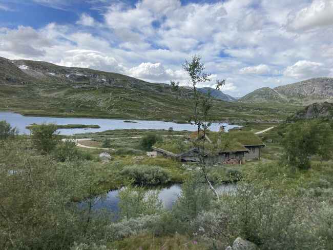 この夏休みはノルウェーに5週間滞在することに。終業式の日の夜に渡航し、始業式の前夜に帰国で、がっつり夏のノルウェーを楽しみます。私とQPは半分リモートワークで半分休暇。<br /><br />スウェーデン旅行から戻ったのち、義母の出身地である西ノルウェーへオスロベルゲン鉄道で3泊4日で行ってきました。親戚にあったり、ハイキングしたり、久しぶりにベルゲン観光も。