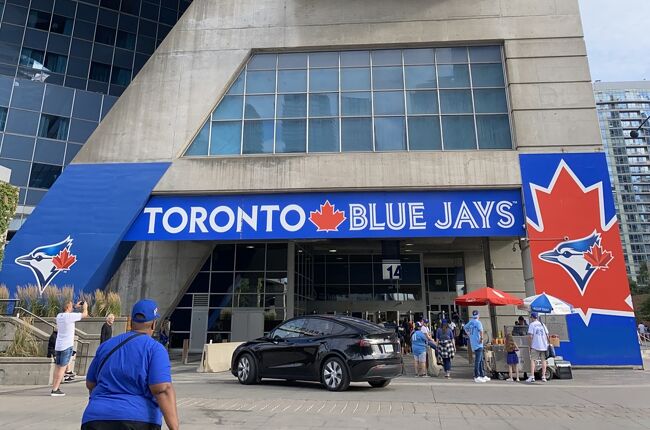 写真：ロジャースセンター　Blue Jays vs Orioles ゲート14<br /><br />[今回の行程]<br />8/10水-11木　バンクーバー泊<br />8/12金　　 　ナイアガラ泊<br />8/13土-15月　トロント泊<br />8/16火-17水　バンクーバー泊<br /><br />本記はトロント編です。<br /><br />8/13土<br />・(移動)Niagara Bus Tarminal 16:30頃発→Toronto Union Station Bus Tarminal19:00頃着<br />・Kelly’s Landing<br />8/14日<br />・Dineen Coffee<br />・Casa Loma<br />・Distillery Historic District<br />・Eaton Centre<br />・Cibo Wine Bar<br />・Nathan Phillips Square<br />8/15月<br />・CN Tower<br />・Soco Kichen + Bar<br />・Scosia Bank Areana<br />・Unvercity Of Toronto<br />・Rogers Centre（ブルージェイズ観戦）<br />8/16火<br />・Kost<br />・Yorkville<br />・(移動)Toronto(YYZ) 15:00発→Vancouver(YVR) 17:05着<br /><br />■トロント3泊(8/13土-15月)<br />Fairmont Royal York, Fairmont Luxury Room, two Double beds, Nonsmking, 1 Room<br /><br />フェアモント・ロイヤル・ヨークは、エリザベス女王や著名人も泊まった最高級ホテルで高額とはいえ、近隣他ホテルと比べても1泊1~2万円位しか変わらない…<br />ならば、トロントはこれが人生最後かもしれないし、移動ロケーションとしても最適だし、伝統ある格式高いホテルということで、ほぼ即決でした。<br />即決ゆえに凡ミスも犯して、「Wi-Fi：有料(約$16/24hr)」を見逃していました。他のホテルはほぼ無料なのに、油断してました…<br />流石にもったいないので使いませんでしたけど、不便でしたね。