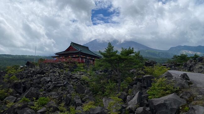 去る8月22日（月）～24日（水）の2泊3日の日程で草津温泉と軽井沢に赴いたのである。<br />旅行記のタイトルには「家族旅行」と記してあるが、今春社会人となった次女は仕事のために参加ができず、また愛犬チップ号の世話もあるので自宅に残置したのである。<br />よって、今次は先任搭乗員・カミさん・長女（社会人）・倅（高2）の4名で家族旅行を実施するのであった。<br /><br />【1日目】自宅～おもちゃと人形自動車博物館～水沢観音～榛名神社～草津温泉<br /><br />【2日目】草津温泉～鎌原観音堂～鬼押出し園～白糸の滝～軽井沢