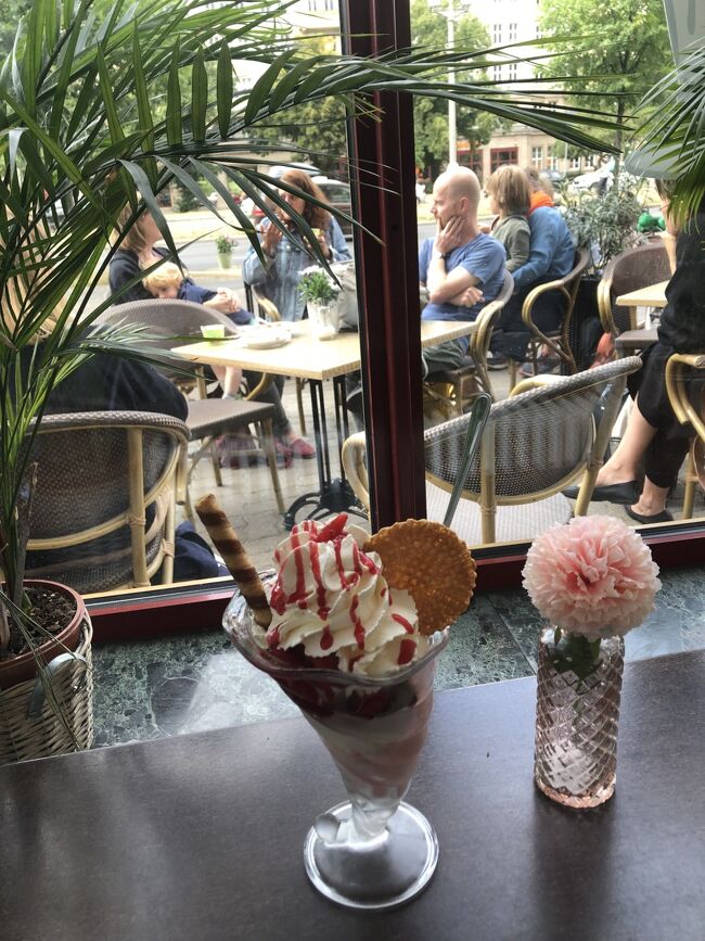 Delicious fruits and ice cream in Berlin<br />ベルリンの果物とアイスクリーム<br />ベルリンの夏の果物は　イチゴとさくらんぼですが、今年は7月中旬まで食べられました。<br />とても美味しいです。ベルリンにはイタリア人がたくさんいて、アイスクリーム屋さんはイタリア人経営が多いです。味もよく、いつも子供達に大人気です。冬でも、あります。<br />The best fruits in Berlin summer are strawberry and cherry. In this <br />year we could enjoy until midst of July. They are very good. There are many ice cream shops in Berlin that are run by Italians. Many people and children like ice cream very much. We can enjoy them in winter as well. <br />