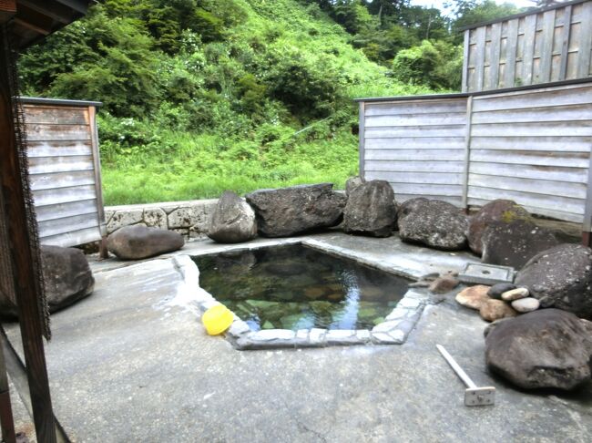 明治32年創業で、滝の湯と荒湯の2種類の源泉が楽しめる秘湯でゆったりしました。<br />私たち以外に一組のお客様がいらしただけでした。<br /><br />お風呂に浸かっていると、小鳥やヒグラシの声が聞こえ、奥会津の大自然を感じ、ゆったりした気分になります。<br /><br />夕飯は地のものがほとんどで、野菜は自家製がほとんど。<br />美味しくてお酒が進んじゃいます。<br /><br />特に岩魚の骨酒は最高でした。<br /><br />冬季には雪深く営業していないお宿ですが、<br />田舎の長閑な秘湯で素敵な体験をしました。